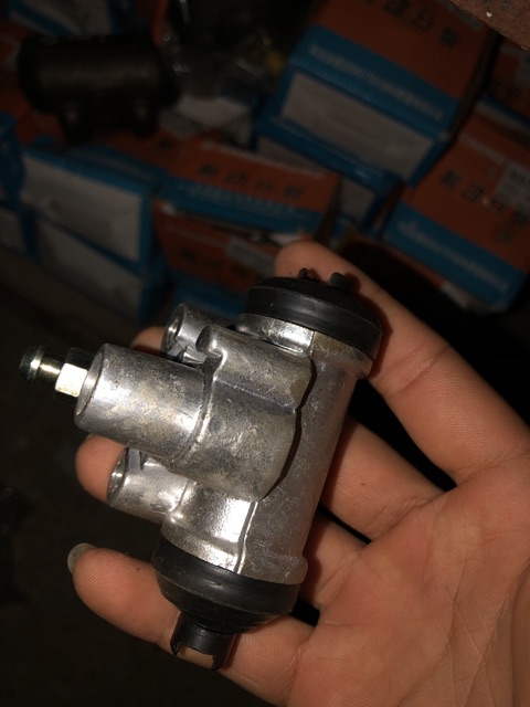 Sản phẩm gia đình làm:  Xy lanh bánh T880 474/6350 8 tạ C1011( tổng phanh bánh ) blu bánh 5 tạ