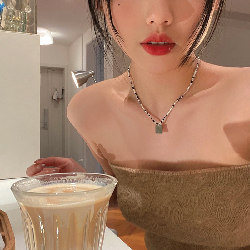 Vòng cổ Chuỗi Hạt Hình Hoa Màu Trắng Đen Phong Cách Cổ Điển