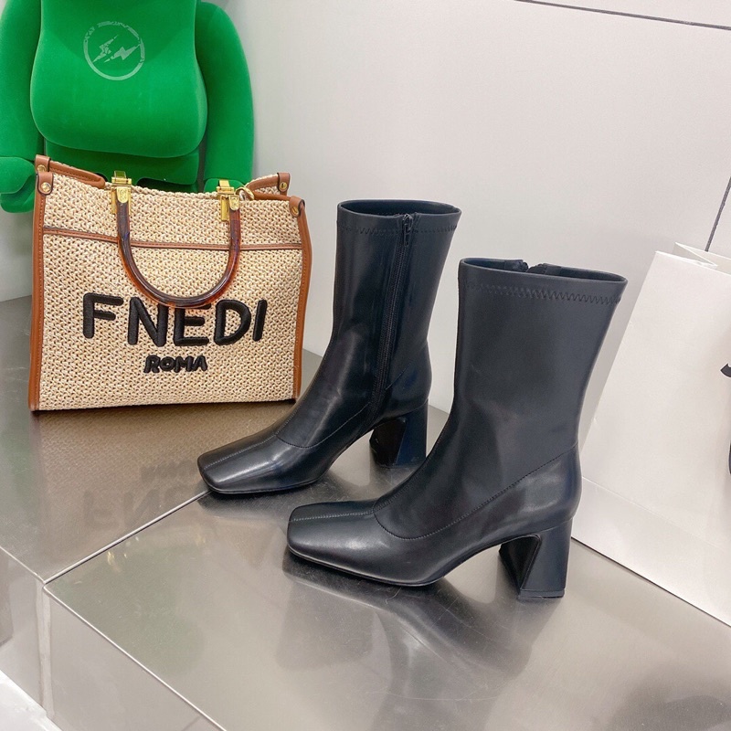 boot nữ ngắn cổ mũi vuông đế tăng chiều cao khoá kéo bên hông đế 8cm by far