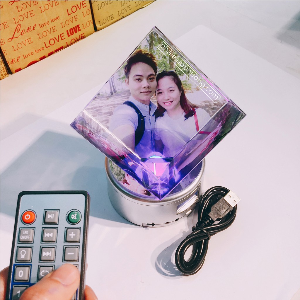 [Quà Cưới] Pha lê xoay tự động phát nhạc MP4, đèn led, đế sạc, thẻ nhớ, bluetooth, in 3 ảnh