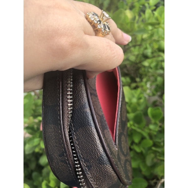 Túi đeo chéo nữ Coach