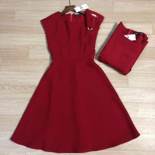 Váy đỏ dáng xoè lệch vai omre