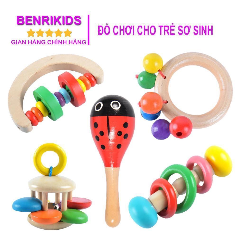 Đồ Chơi Sơ Sinh, Bộ 4 Xúc Xắc Gỗ Kèm Lục Lạc Chùy Gỗ Cho Bé