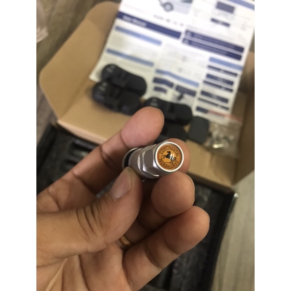 cảm biến áp suất lốp trong ô tô sạc pin năng lượng mặt trời - sạc usb