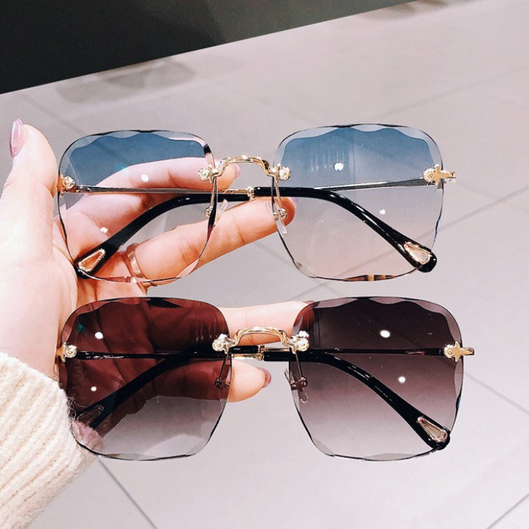 Kính mát nữ thời trang LATIO, kính được thiết kế mắt kính vuông không viền cao cấp sang chảnh.