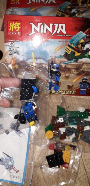 Lắp ráp 1 hộp LegoNinja 31143 có nhiều chi tiết bằng nhựa ABS