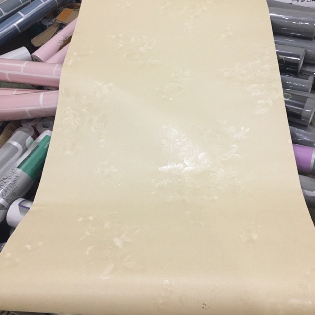 Cuộn giấy dán tường vàng hoa văn chìm dài 10 mét rộng 45cm