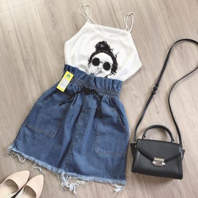 Chân váy jeans chữ A lưng cao dễ thương.
