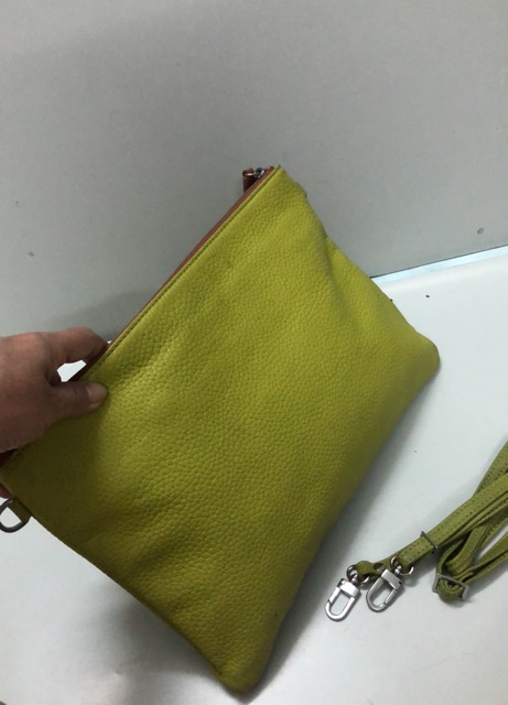 Túi chuẩn si. Túi đeo chéo chất da thời trang. Túi có độ mới rất cao. Sz ngang 32. Cao 22. .............................