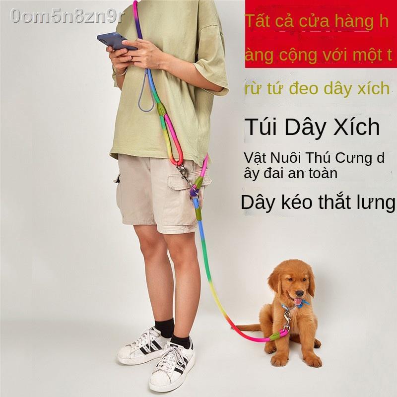 ﹊▫Thả lỏng bàn tay của bạn theo đường chéo trên dây kéo đeo vai để dắt chó đi dạo