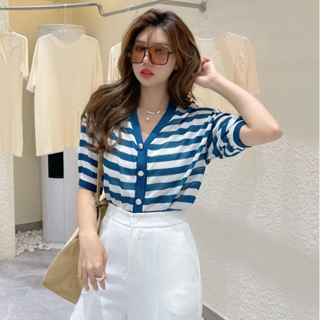 Crop top sọc ngắn. Chất liệu dệt kim phom dáng rộng rãi, thoải mái- tạo nên vẻ ngoài rất đẹp và cá tính | BigBuy360 - bigbuy360.vn