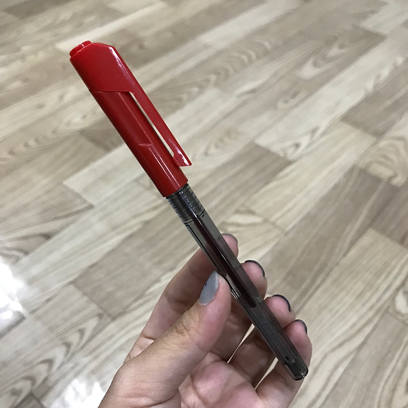 Bút Bi Dầu Nắp Đậy Deli Q00940 Arrow 0.7Mm - Đỏ