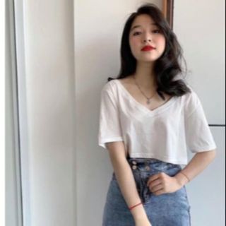 Áo crt màu trắng cổ V