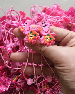 Cột tóc hình heo peppa xinh xắn