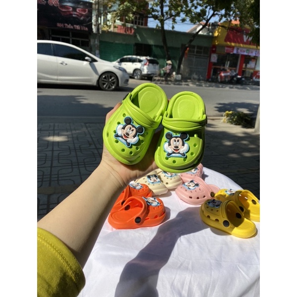 Sục mickey trẻ e từ size tập đi