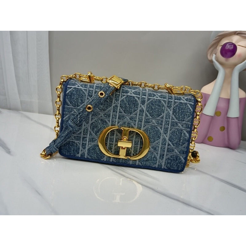 túi đeo chéo chất liệu vải denim wash blue, được trang trí bằng hình thêu hoa văn mây mang tính biểu tượng dior CD