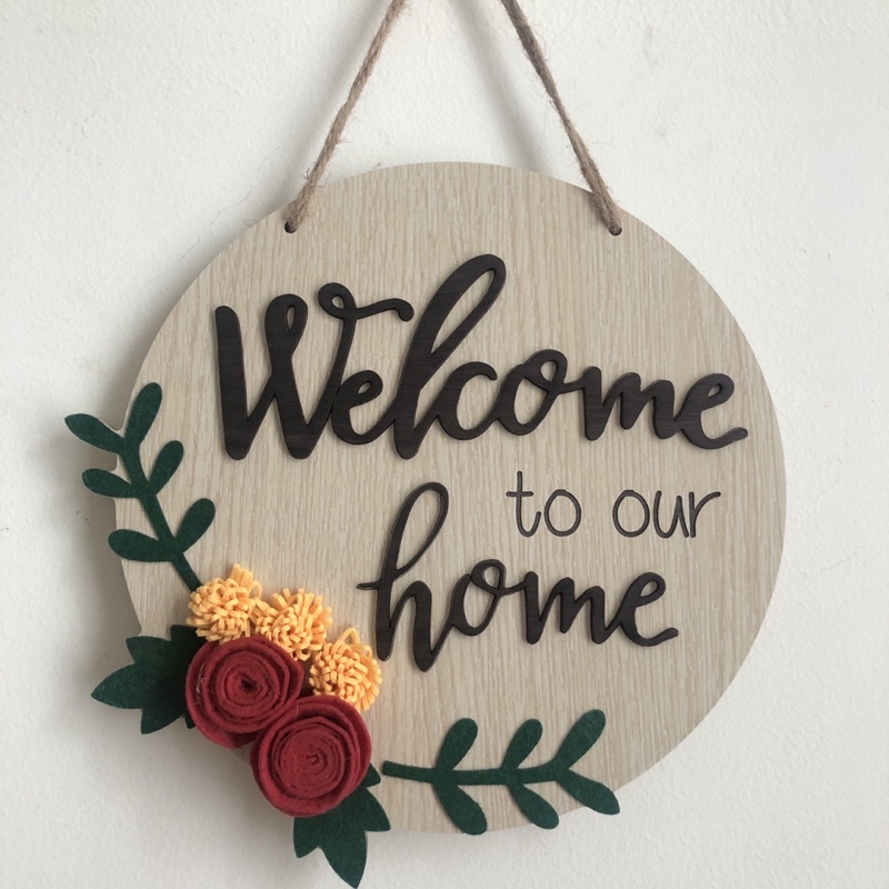 Bảng gỗ treo cửa trang trí Welcome to our Home hình tròn trang trí hoa vải dạ màu sắc bền đẹp