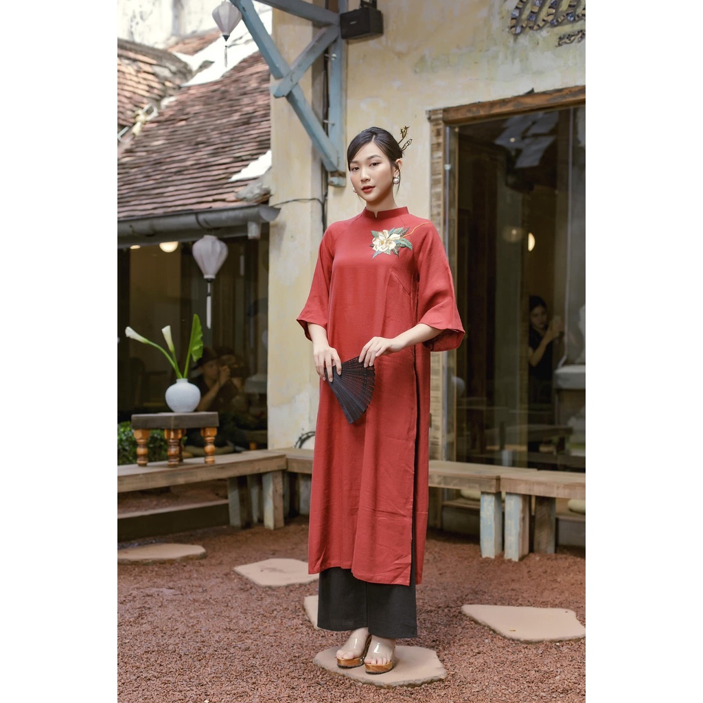 Áo dài cách tân đỏ thêu hoa