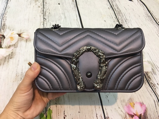 Túi đeo chéo khoá rồng