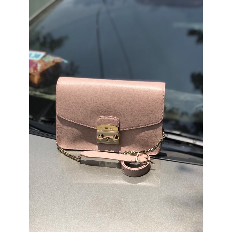 Túi Nữ FURLA METROPOLIS  chi tiết chuẩn, từ đường keo mũi chỉ đến logo khắc đều sắc nét. Size 25cm