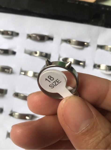 Hộp 36 nhẫn đinh chất liệu titan, thép không gỉ