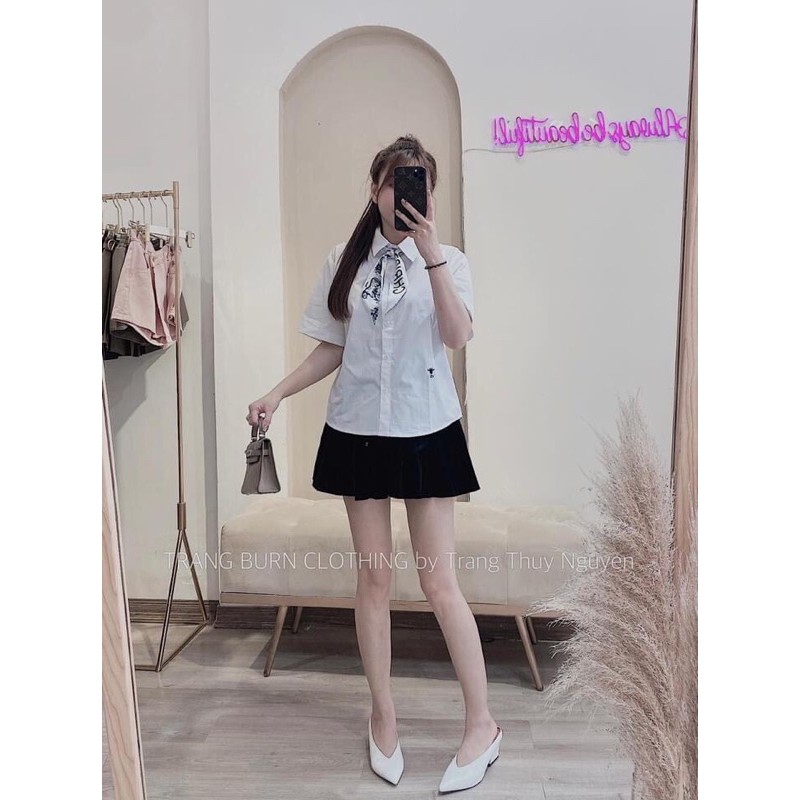 Áo sơ mi trắng nữ cộc tay thêu chữ kèm nơ