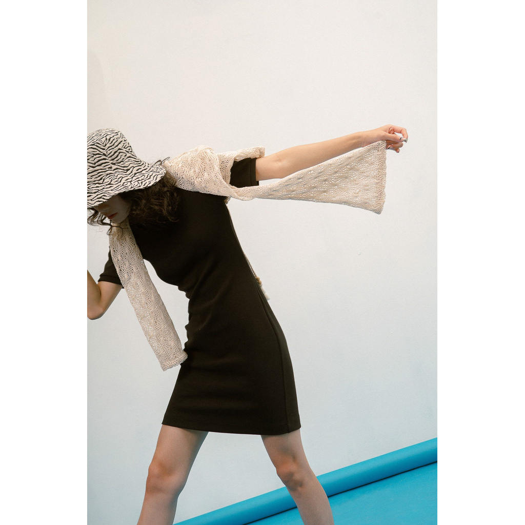 Đầm ngắn trên gối tay ngắn vải thun co giãn màu đen | BigBuy360 - bigbuy360.vn