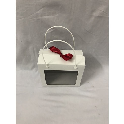 Hộp giấy mặt kiếng màu trắng có quai xách kích thước 19 x 16,2 x 9,2 cm/hộp