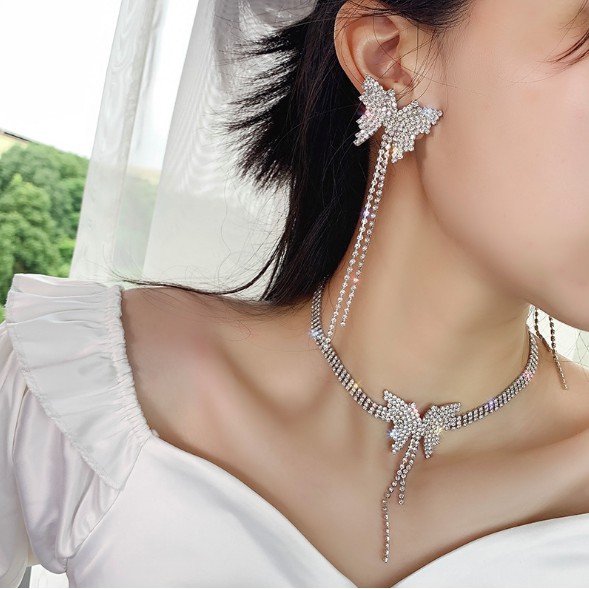 Set Choker + Khuyên tai hình bướm hot trend 2020 đi tiệc cực sang