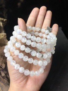 Vòng tay đá mặt trăng mix charm bạc