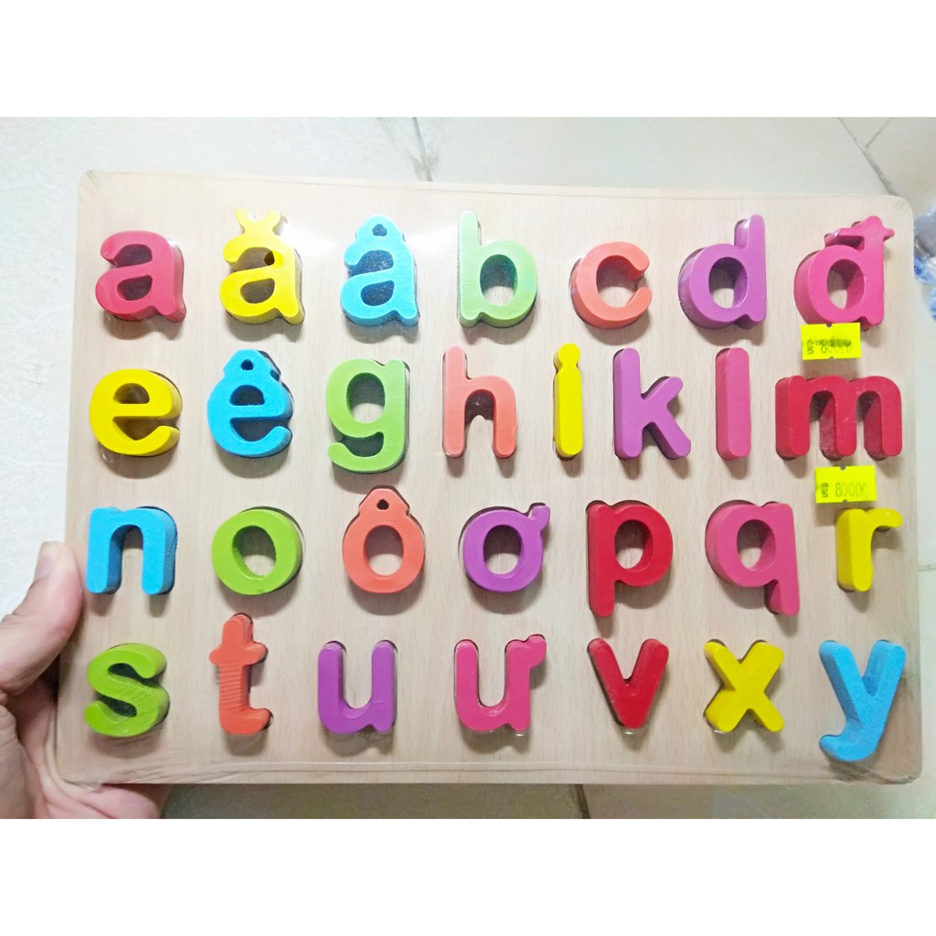 Bảng núm gỗ giúp bé nhận biết các màu sắc, các hình và chữ cái.