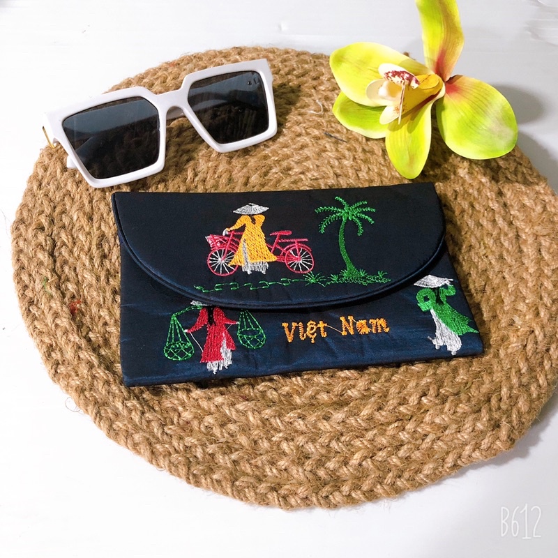 Túi lụa đựng mỹ phẩm thêu cô gái VN