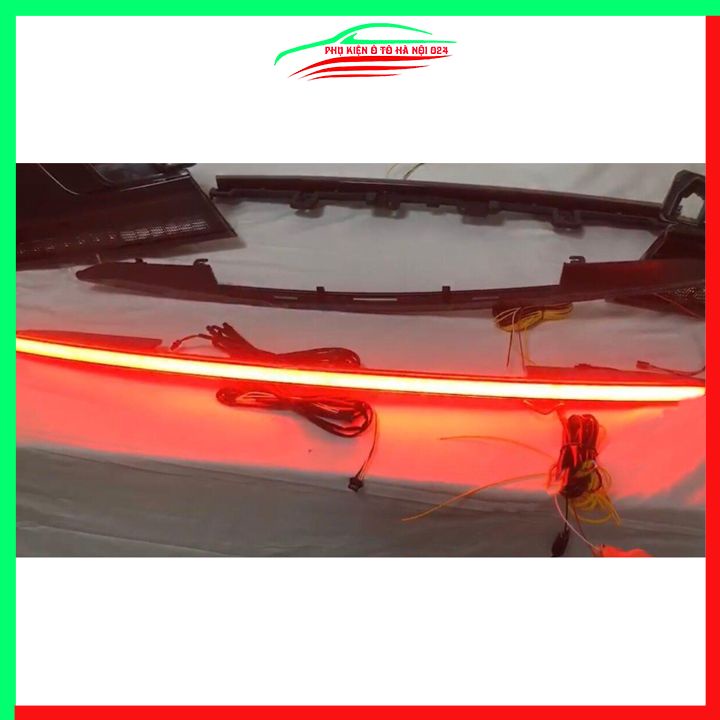 Ốp tay cốp sau có đèn led Santafe 2019-2023 ánh sáng đỏ trang trí xe