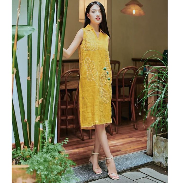 Đầm suông Linen tưng gân sát nách cổ bẻ thêu hoa trẻ trung, có 2 màu lựa chọn