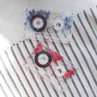 Móc khóa băng cassette hoa khô