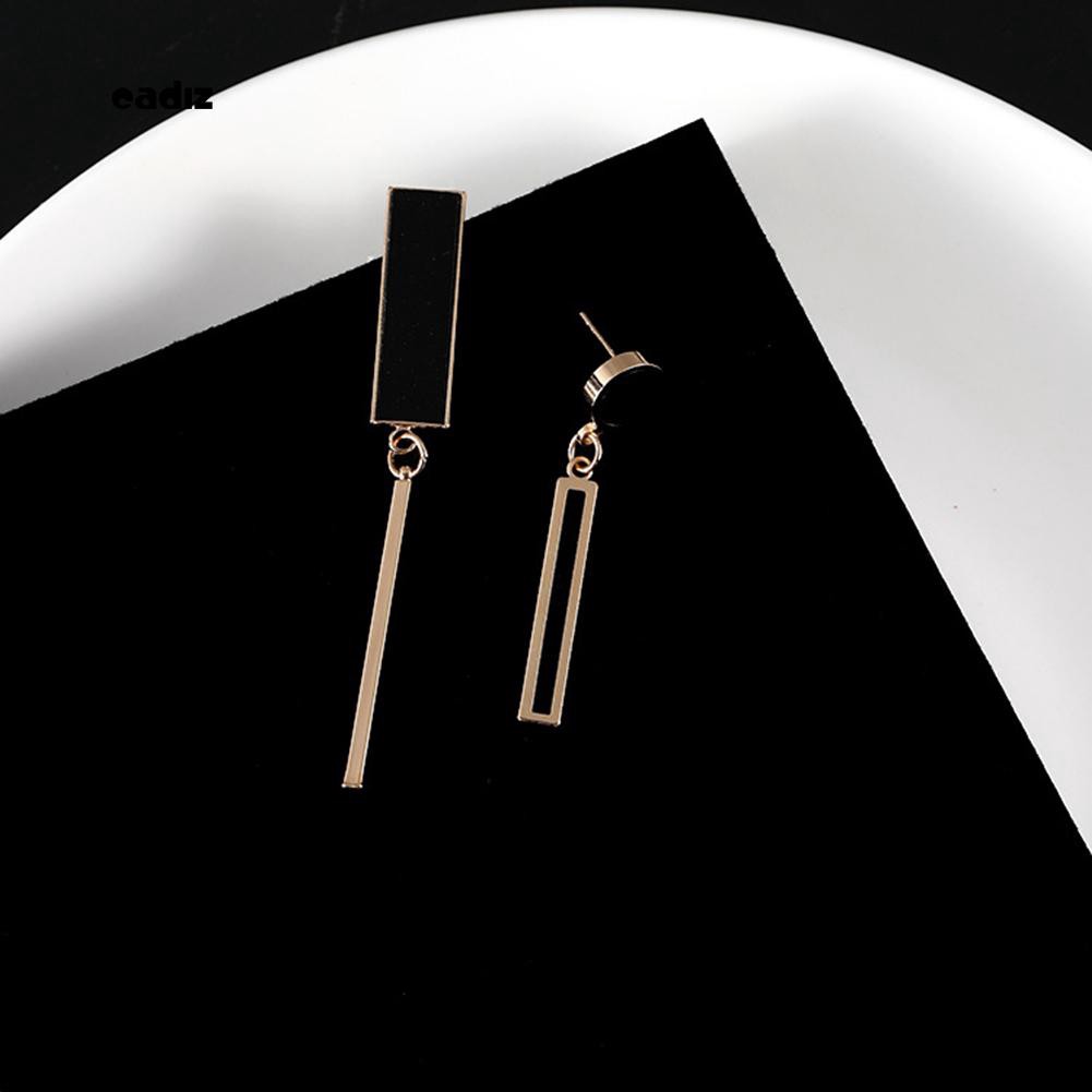 Hoa tai kim loại hình tròn thiết kế không đối xứng độc đáo