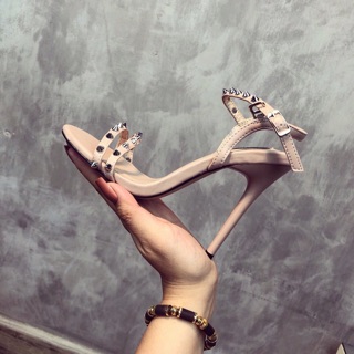Sandal gót nhọn phối đinh