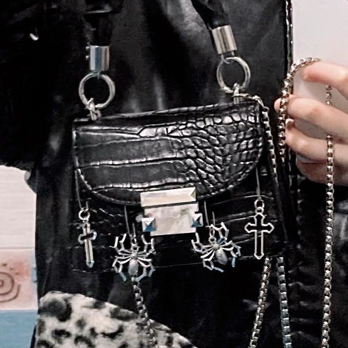 Túi Đeo Chéo Mini Hình Người Nhện Phối Dây Xích Phong Cách Gothic Cá Tính Cho Nữ