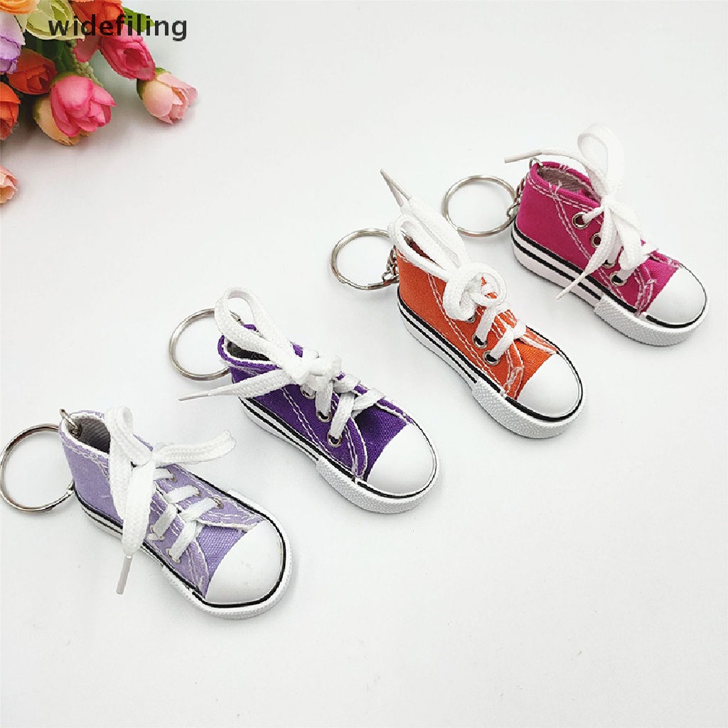 1 móc khóa hình giày vải canvas mini 7.5cm màu sắc ngẫu nhiên