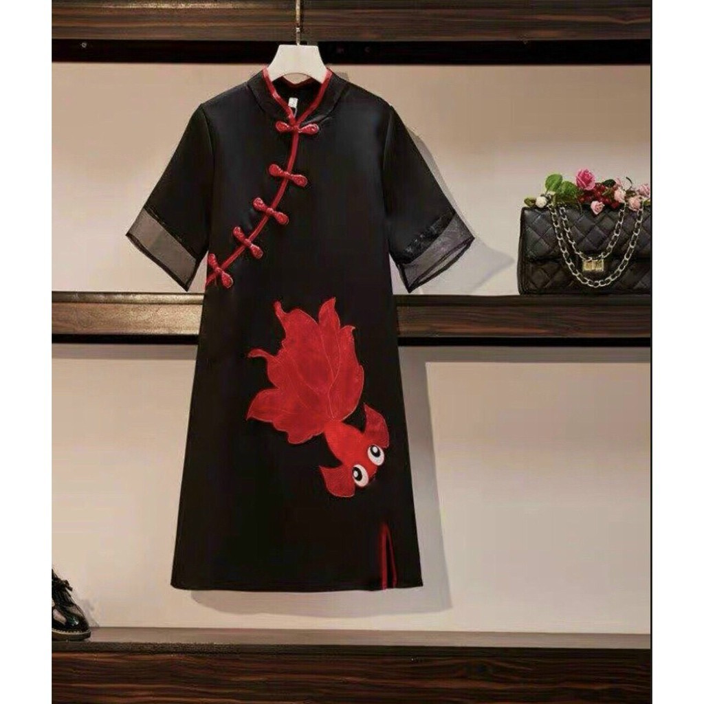 Đầm Suông Màu Đen Cổ Tàu, Sườn Xám Cách Tân Thêu Nổi Họa Tiết Con Cá Xẻ Tà Trang Trí Thời Trang Quảng Châu 2021. | BigBuy360 - bigbuy360.vn