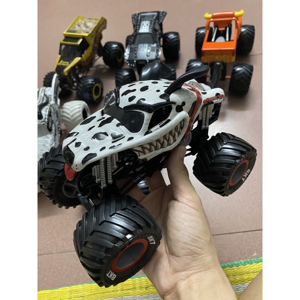 Đồ chơi trẻ em VNXK Xe mô hình Monster Jam làm từ lốp BKT thật, size 1:24. Kid toys made in Vietnam