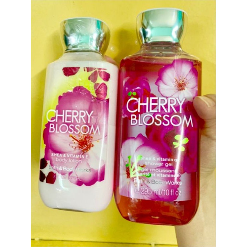 Dưỡng thể Cherry Blossom Bath and Body Works 236ml