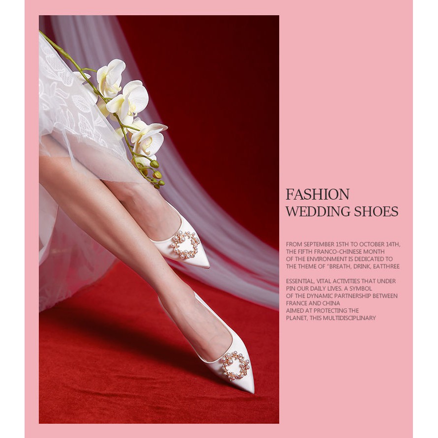 Giày búp bê mũi nhọn đính đá và ngọc trai sang trọng thích hợp cho cô dâu