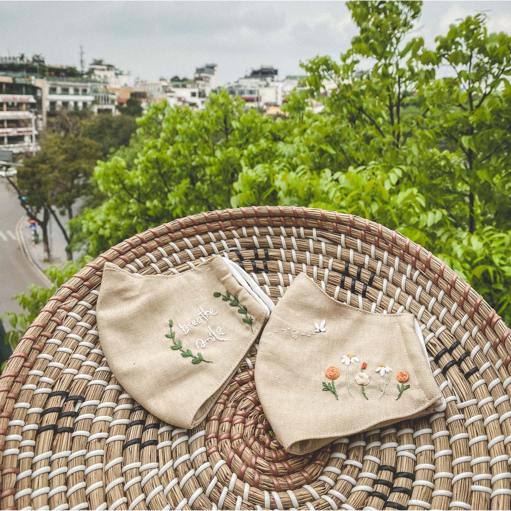 Khẩu trang vải kháng khuẩn linen thêu tay 3 lớp - Hand Embroidered Linen 3 Layer Face Mask | BigBuy360 - bigbuy360.vn