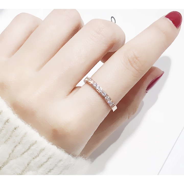 Nhẫn titan đính đá nửa vòng sáng lấp lánh không gỉ WR2213