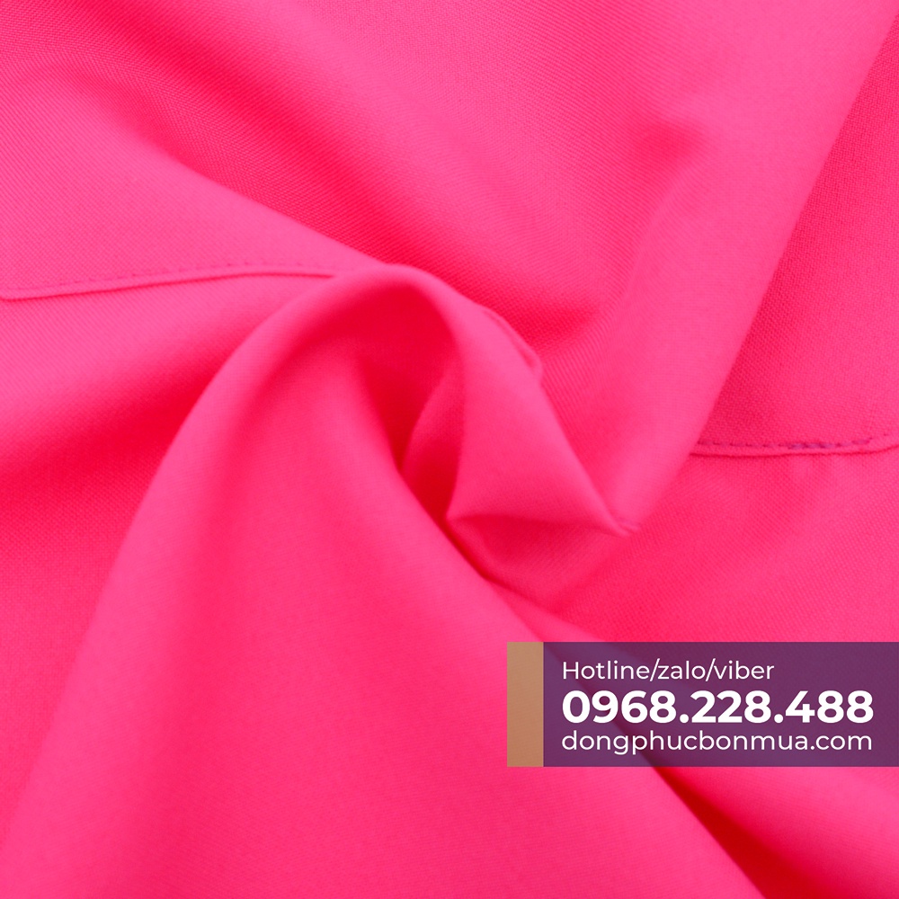Tạp dề phục vụ màu hồng trẻ trung, dễ thương - Tạp dề ngắn, có túi trước rộng đựng đồ tiện dụng - Chất liệu vải bền đẹp
