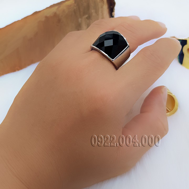 Nhẫn nam mặt đá đen lớn.