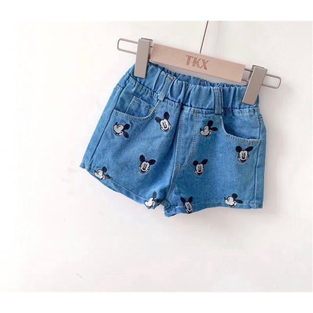 👉 Quần short jean chuột Mickey ,quần này mang với áo thun đơn giản là đủ đẹp rồi mẹ nha