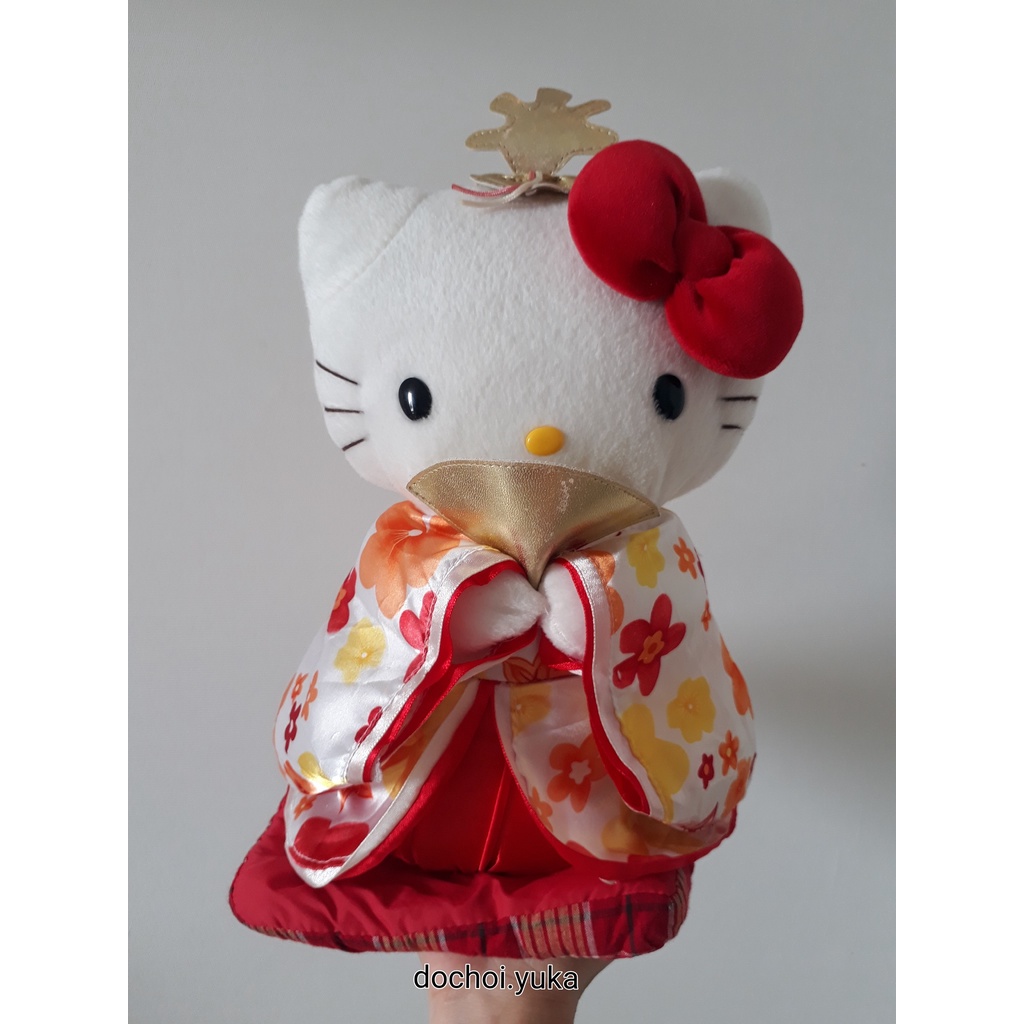 Gấu bông Hello Kitty ngồi thảm đỏ