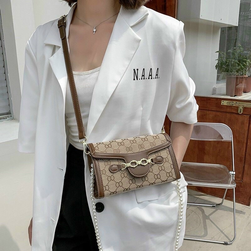 Túi đeo chéo dáng ngang nắp mỏ bản dây da và dây ngọc siêu sang cho nữ